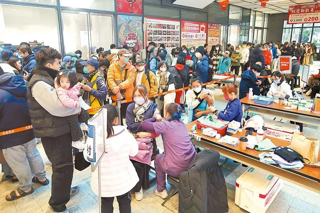 圖為民眾搶打流感疫苗。（示意圖/資料照）
