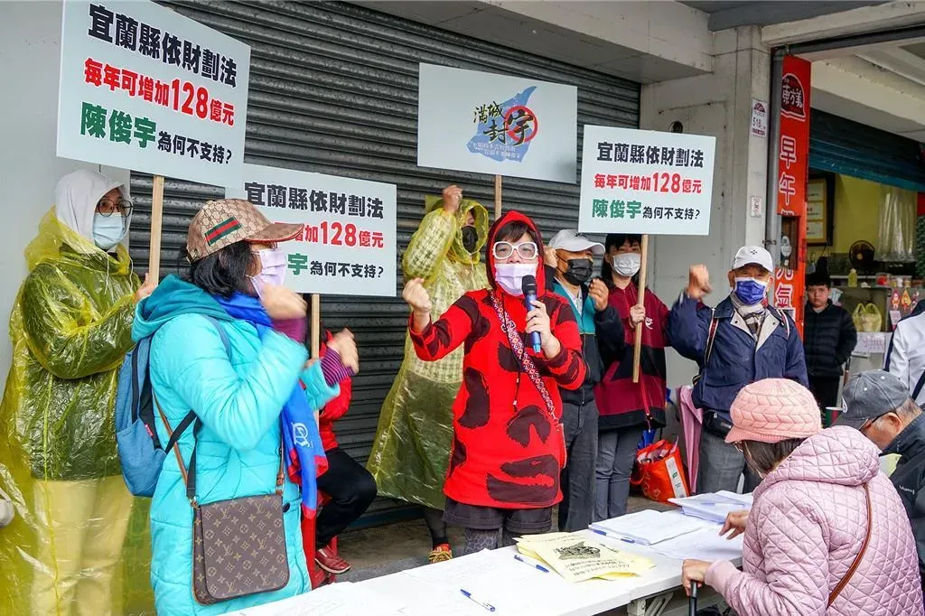 內政部今天(24日)表示,《政治獻金法》修正草案已報行政院審議,增列罷免案提議領銜人及被罷免人收受政治獻金機制,待日後送至立法院三讀通過就可實施。(圖/報系資料照)