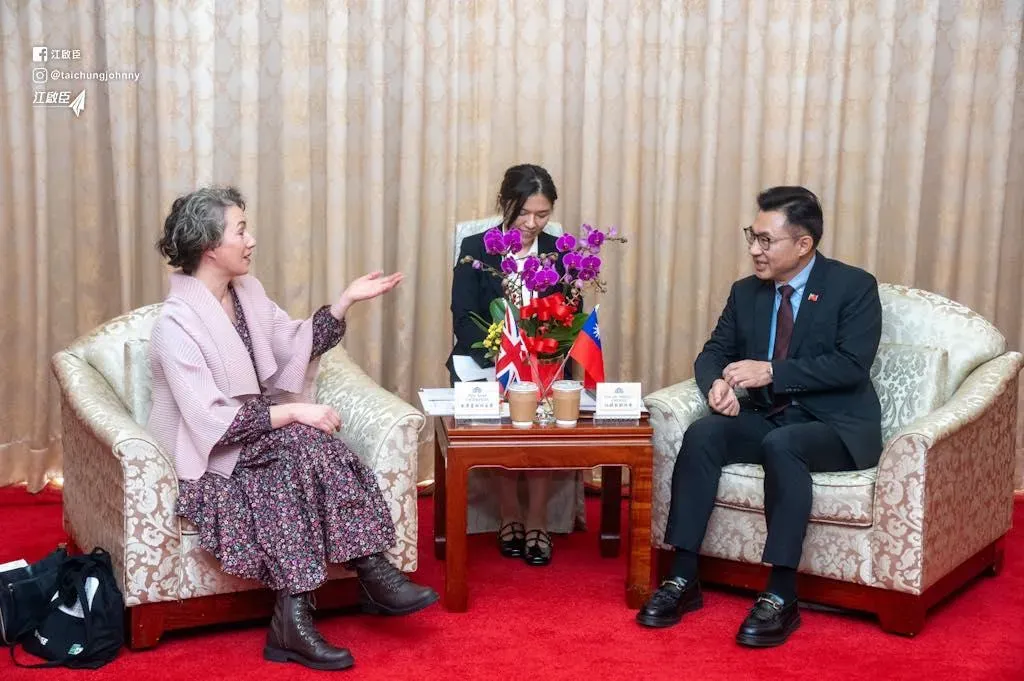 立法院副院長江啟臣17日與跨黨派立委，接見英國國會「台英國會小組」共同主席柴萍恩一行。（圖／翻攝自江啟臣臉書）