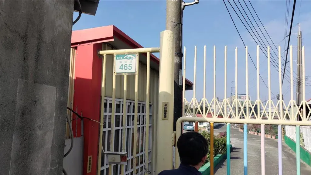 18日下午1時,衛生局前往突擊檢查,將4人強制送進凱旋醫院,龍發堂正式走入歷史。(示意圖/翻攝畫面)
