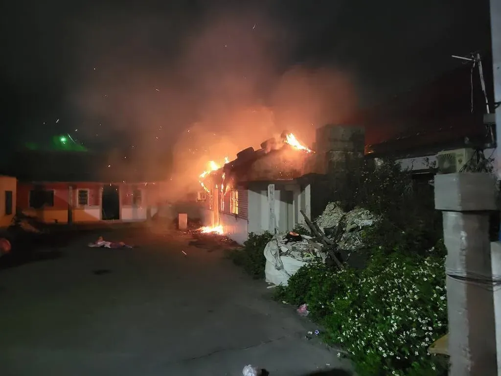 彰化二林鎮陳姓男子疑因常向家人討錢不成發生口角，近半個多月涉嫌3次縱火自家三合院，警方獲報逮捕陳男，19日依縱火罪嫌移送彰檢，檢方聲押禁見獲准。（圖／彰化縣消防局提供）