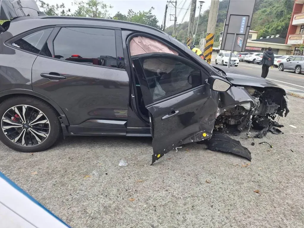 台中市原住民市議員古秀英發生車禍，車頭撞毀、安全氣囊爆開。（圖／民眾提供）