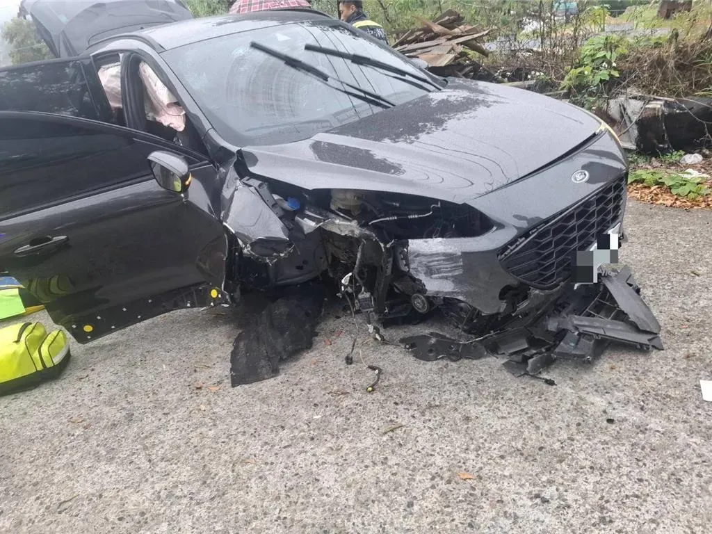 車上共6人輕重傷送醫。（圖／民眾提供）