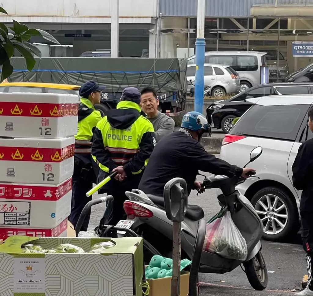 徐乃麟過年前因違停汽車而躍上新聞版面。(圖/爆料公社二社)