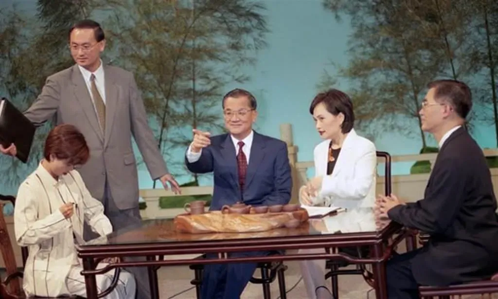 丁遠超（站立者）長年擔任連戰(右二)幕僚。(資料照／中時提供)