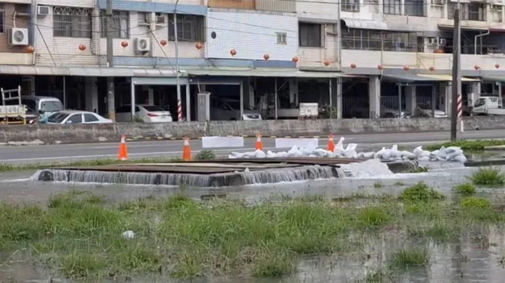 高雄給水廠發生2200mm伏流水管線漏水意外，導致窨井大量溢出漏水。（圖／中時資料照）