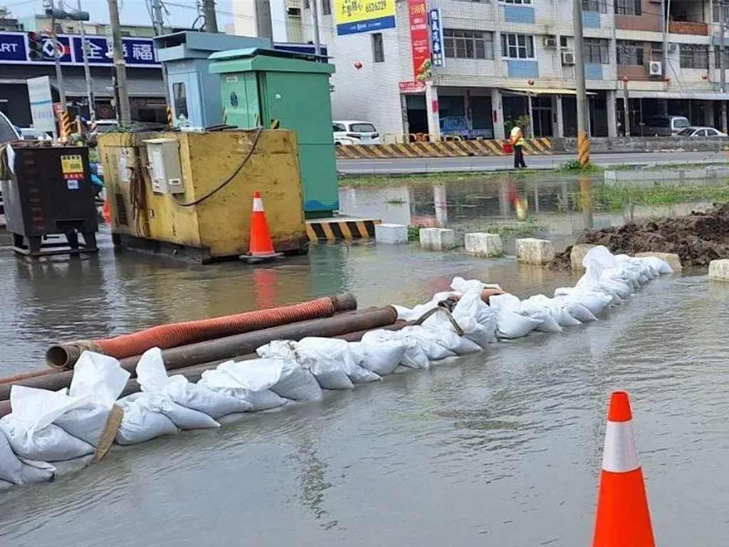 高雄給水廠在門口堆放沙包擋水，同時以大型抽水機抽水應對。（圖／中時資料照）