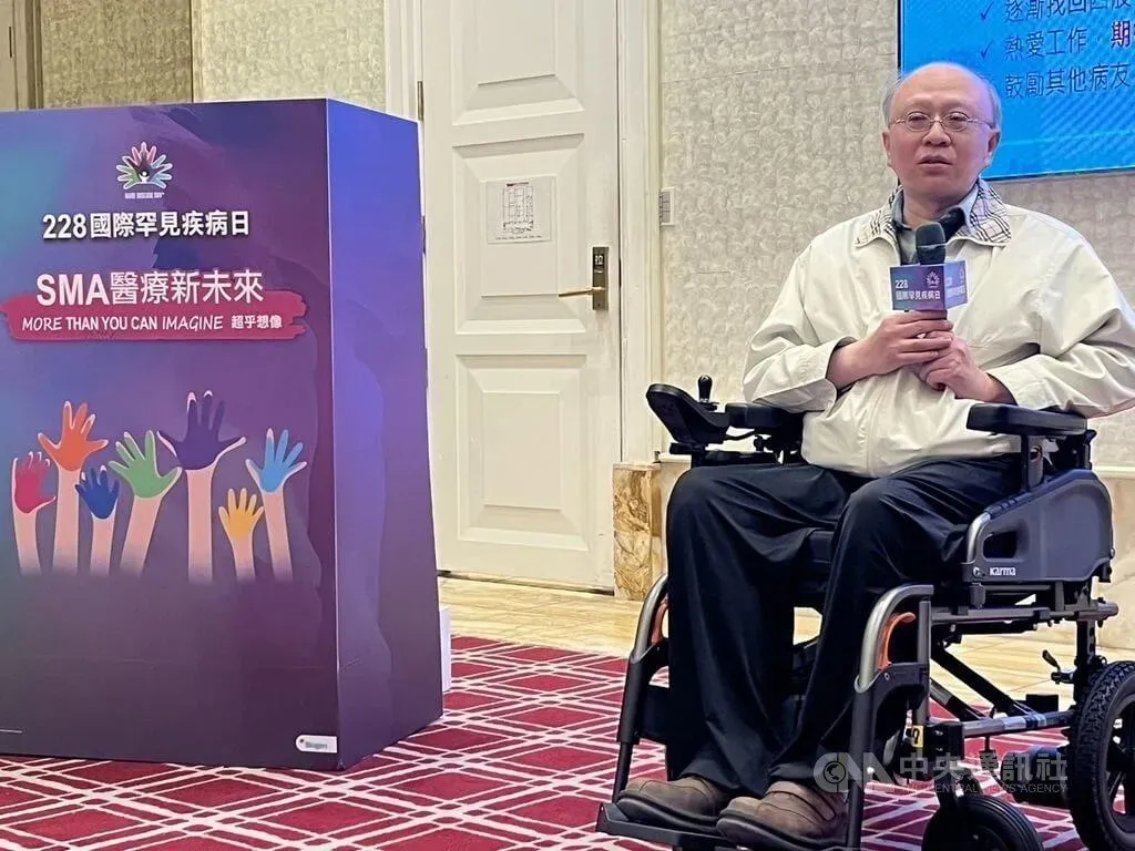 罕病「脊髓性肌肉萎縮症」（SMA）病友王程麒9年內6次跌倒骨折，摔斷大腿、小腿、肩膀等，直到41歲才確診SMA。（圖／中央社）