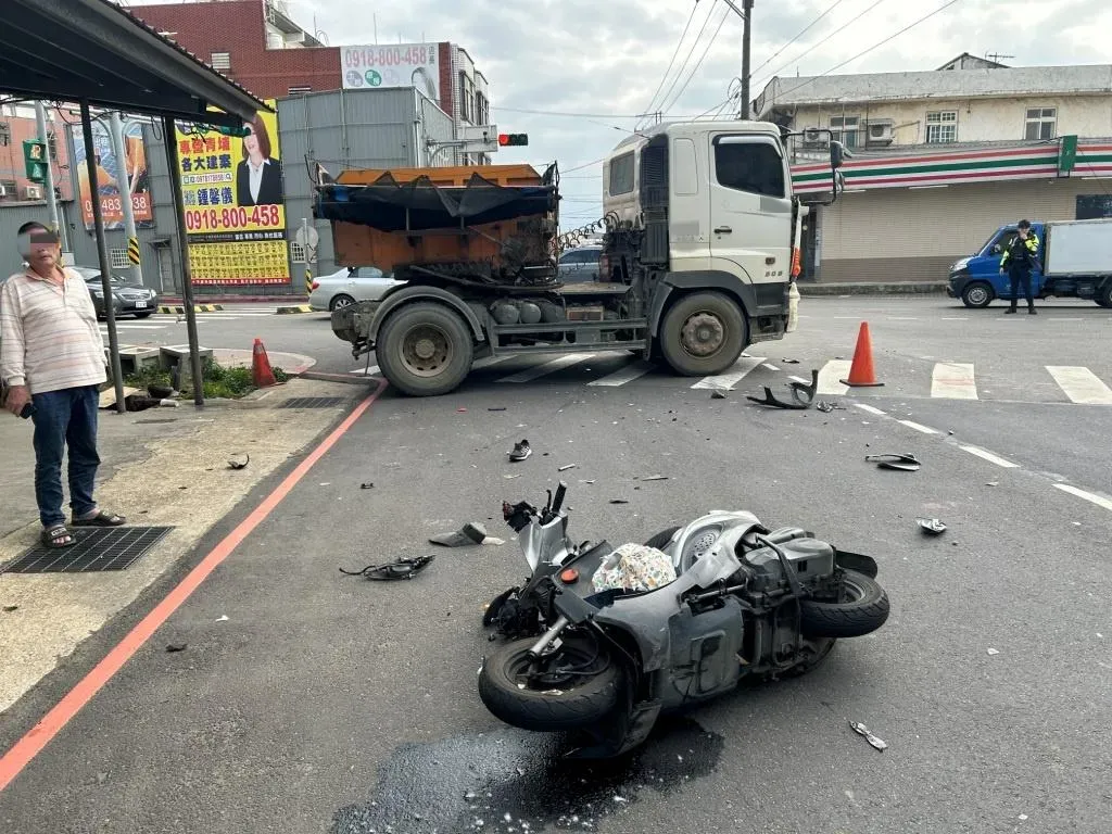 桃園中壢砂石車撞上左轉雙載機車。（圖／翻攝畫面）