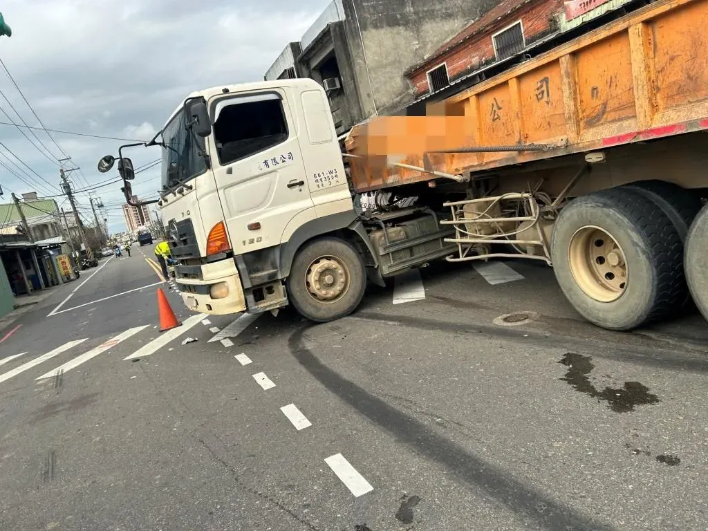 桃園中壢砂石車撞上左轉雙載機車。（圖／翻攝畫面）