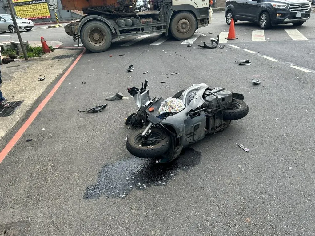 桃園中壢砂石車撞上左轉雙載機車。（圖／翻攝畫面）