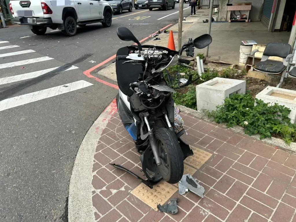 桃園中壢砂石車撞上左轉雙載機車。（圖／翻攝畫面）