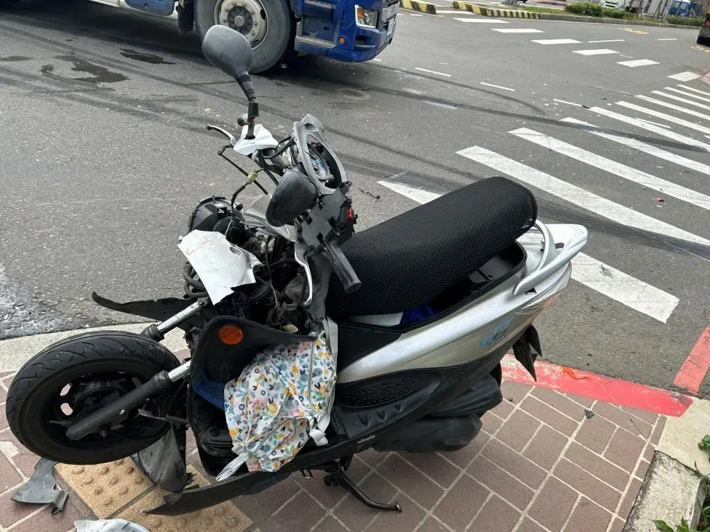 桃園中壢砂石車撞上左轉雙載機車。（圖／翻攝畫面）
