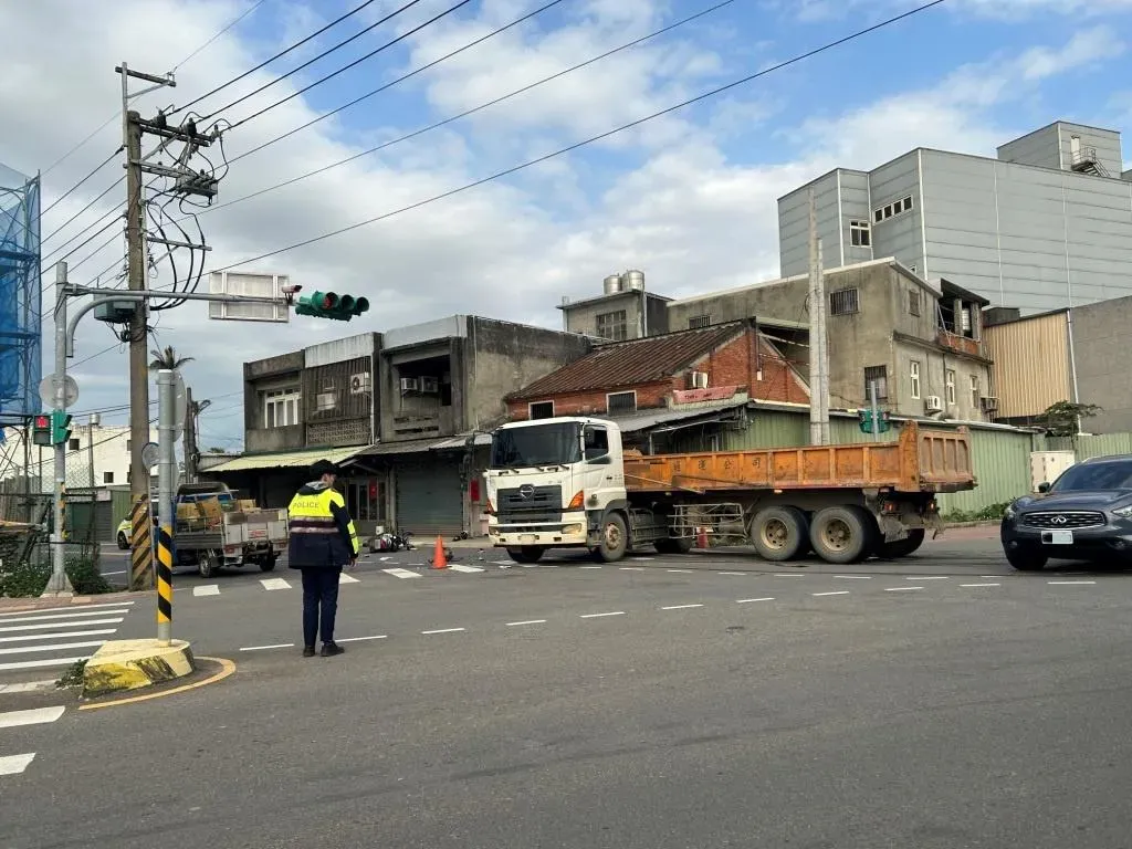 桃園中壢砂石車撞上左轉雙載機車。（圖／翻攝畫面）