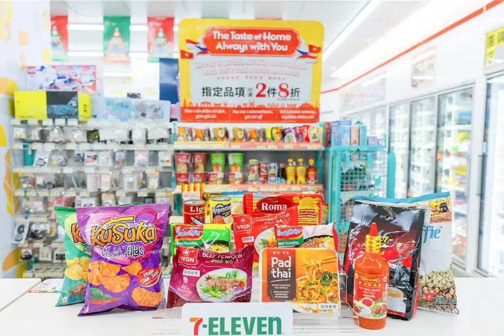 7-11超商2024年已在特定商圈門市設置「東南亞商品專區」，引進超過百種東南亞熱門商品，其中以泡麵、零食銷售最好，預計到今年底該專區可擴展達千店。（圖/7-11提供）