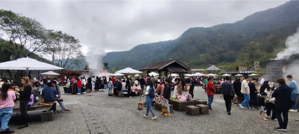 宜蘭縣三星鄉清水地熱非常受遊客歡迎,228連假期間有接駁車提供民眾使用。(圖/宜蘭縣政府提供)