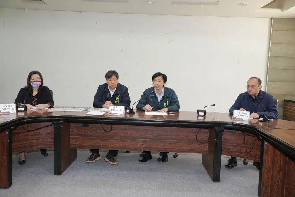 台南市1名國中學生去世，疑在學校遭霸凌及餵毒，家長在臉書揭露此事，掀起議論，台南市副市長葉澤山（右2）等人28日召開記者會說明。（圖/台南市政府提供）
