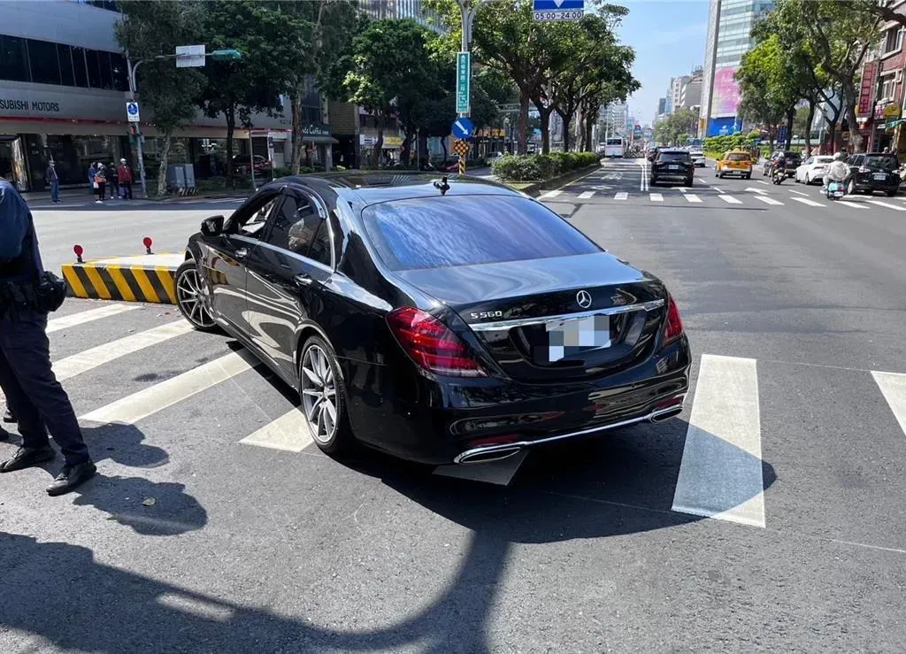 徵信社趙姓老闆駕駛賓士車不慎自撞。(圖/翻攝畫面)