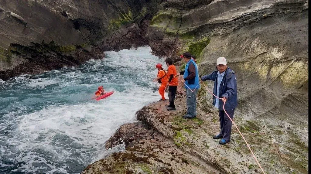 花蓮石梯坪遊憩區1日上午發生釣客落海意外，海巡及消防人員合作將落海男子拉上岸，但男子救起時呈現OHCA狀態，送醫搶救仍宣告不治。（圖/海巡署第一二岸巡隊提供）