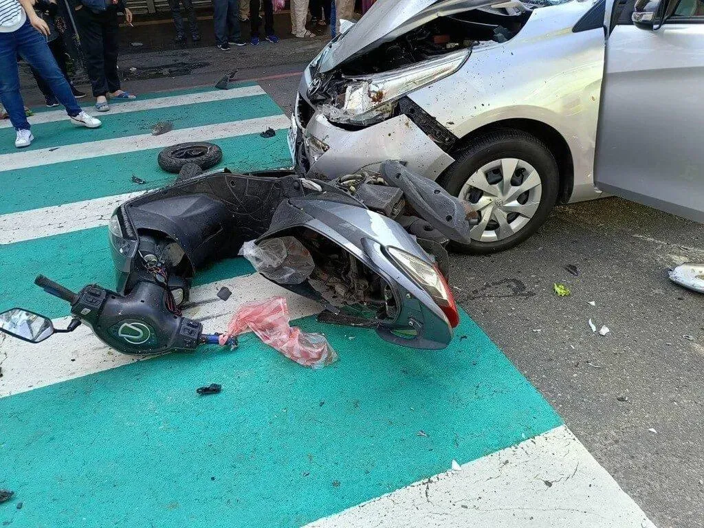 轎車疑似超車失控連撞多車後翻覆。（圖／翻攝畫面）