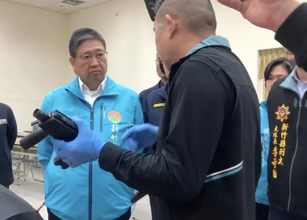新竹縣政府警察局6日舉行記者會宣布破獲幫派軍火庫,新竹縣長楊文科(左)出席,肯定警察同仁辛勞付出。(圖/新竹縣政府警察局提供)