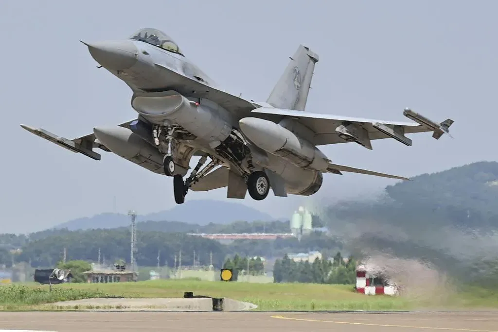 韓國空軍的2架KF-16上午10時4分左右異常投擲了8枚MK-82炸彈，落在射擊場外，造成民宅損毀。（資料照／南韓國防部）