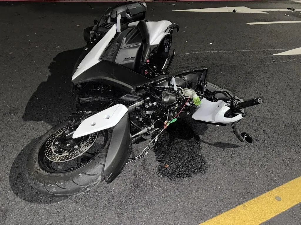 台中市陳姓機車騎士遭無照酒駕的汽車駕駛撞上,騎士送醫不治,機車車身毀損嚴重。(圖/民眾提供)