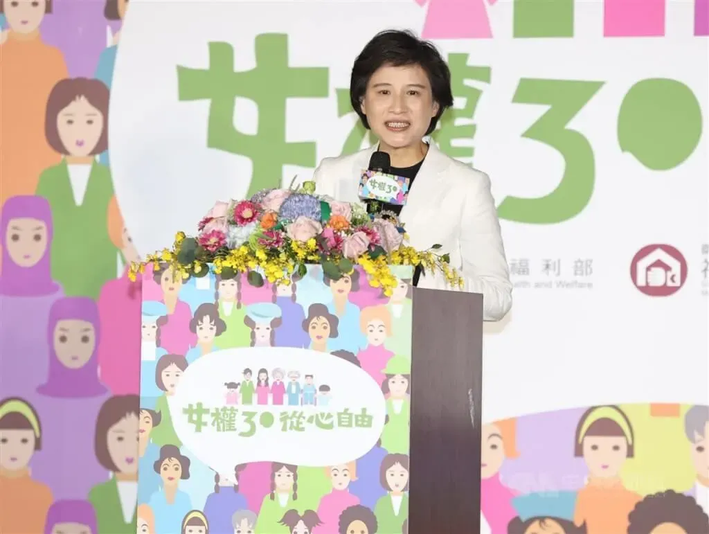行政院副院長鄭麗君8日在「女權30 從心自由」慶祝國際婦女節系列活動起跑記者會上致詞,感謝女性朋友在各領域的付出與貢獻。(圖/中央社)