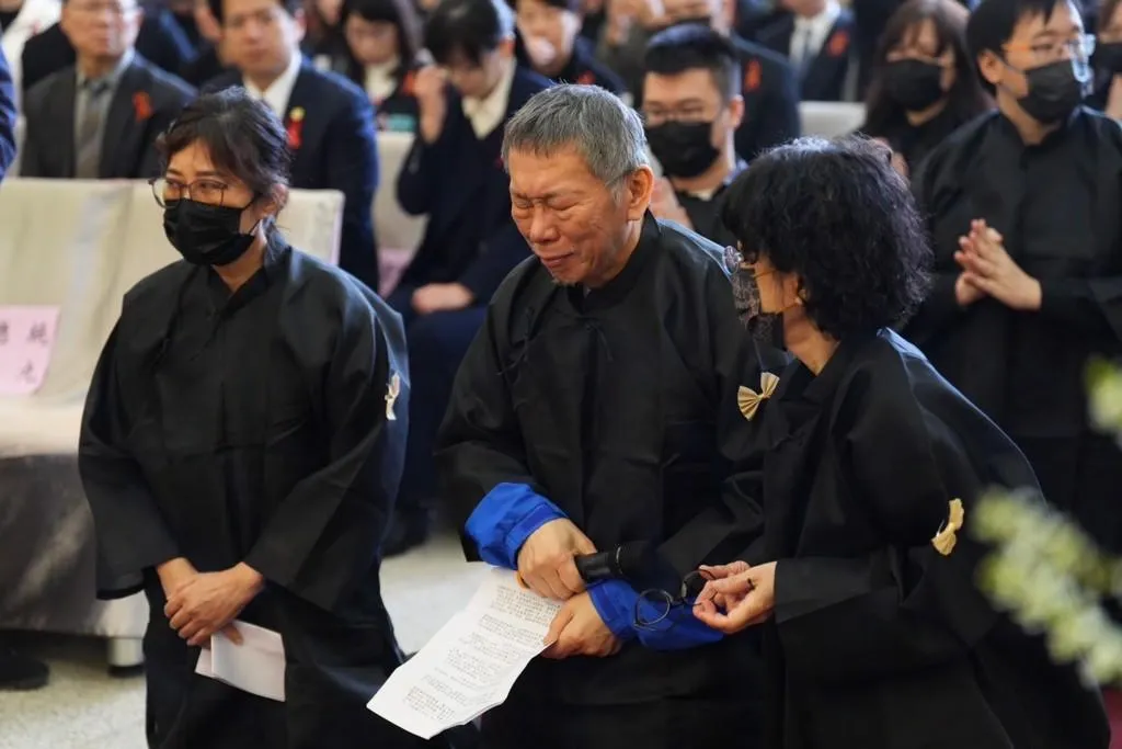 柯爸告別式，羈押中的柯文哲戒護奔喪，不過唸完悼詞就遭押回看守所。（資料圖／民眾黨）