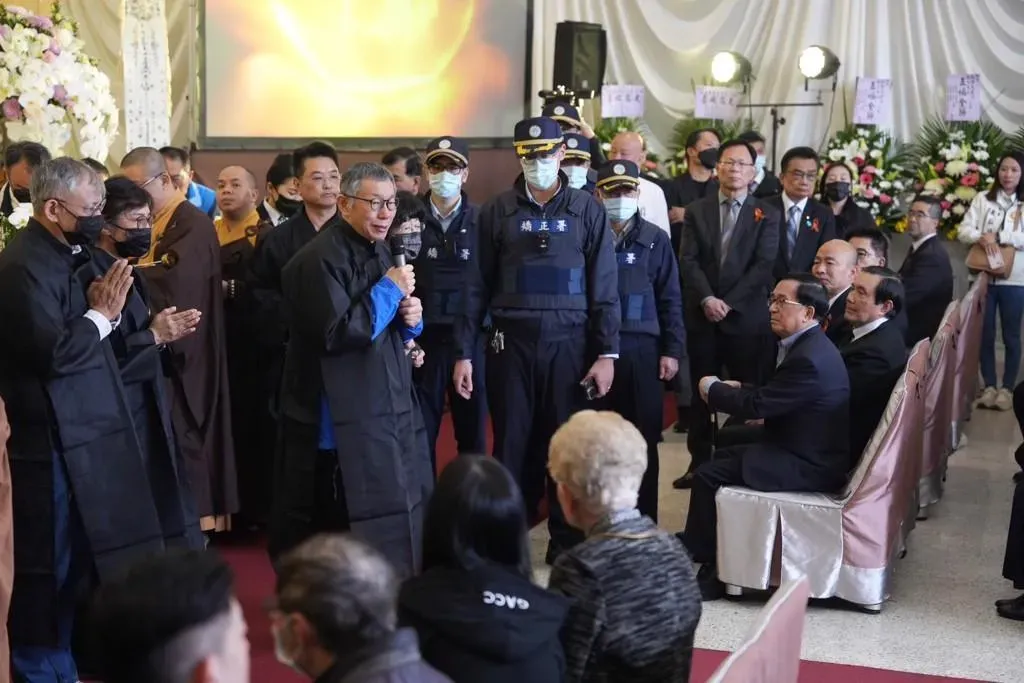 柯文哲在公祭前先向在場前來悼念的貴賓致謝。（圖／民眾黨提供）