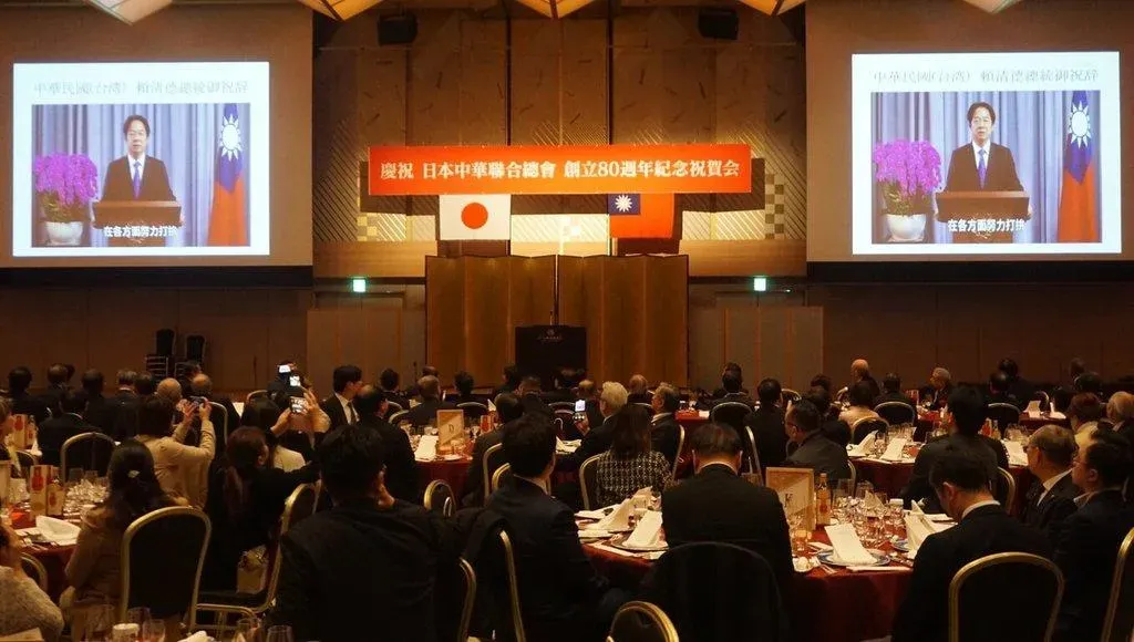 日本中華聯合總會10日晚間在東京舉辦慶祝成立80週年活動,總統賴清德透過影片致詞表示,旅居日本的台灣鄉親5月起可在戶籍當中的「國籍、地區」欄登記為台灣,這些都是台日友好最好的證明。他盼鄉親一起讓台日情誼不斷升級。(圖/日本中華聯合總會提供,中央社東京傳真)