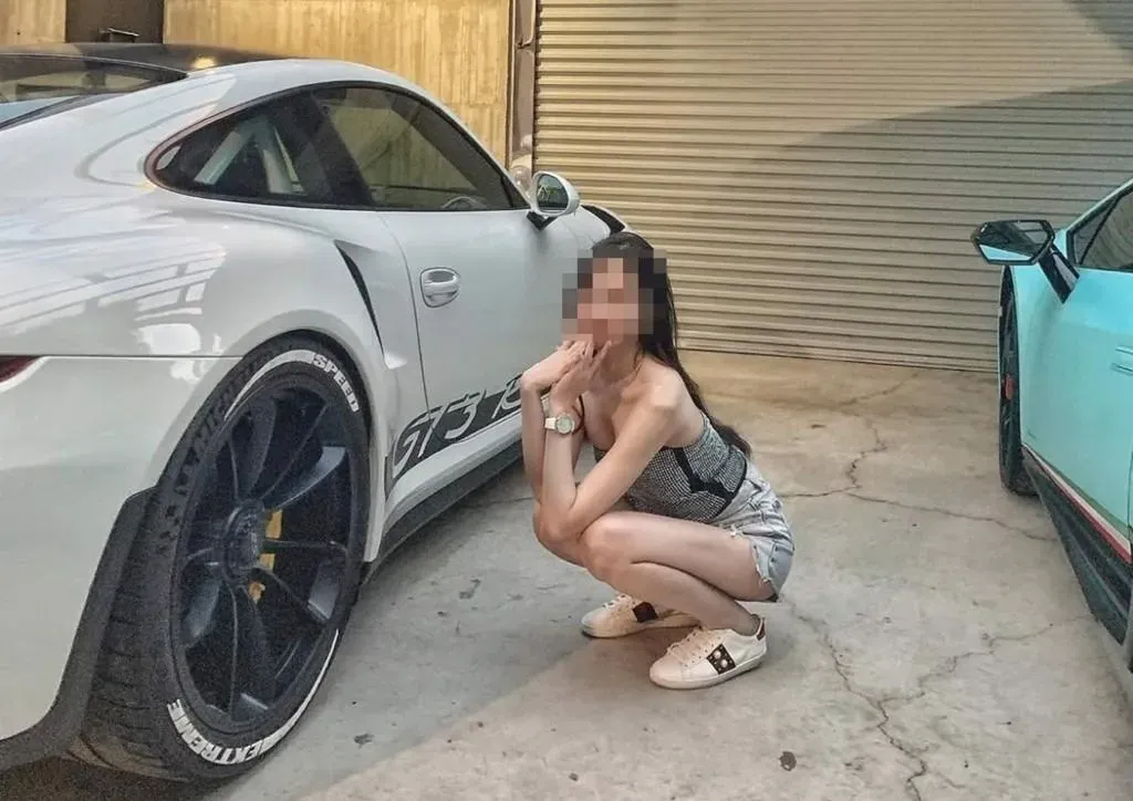 網友起底家寧妹妹手戴名錶、穿名牌,還蹲在千萬豪車旁。(圖/翻攝自爆廢公社).