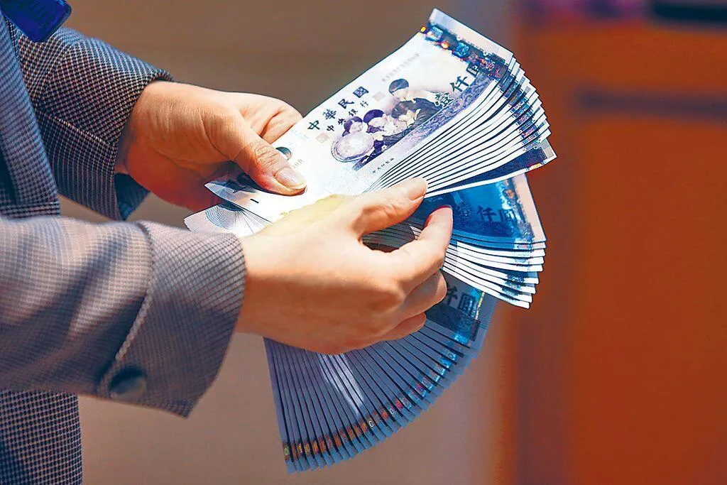11月中正式發放普發現金1萬。（示意圖／報系資料照）