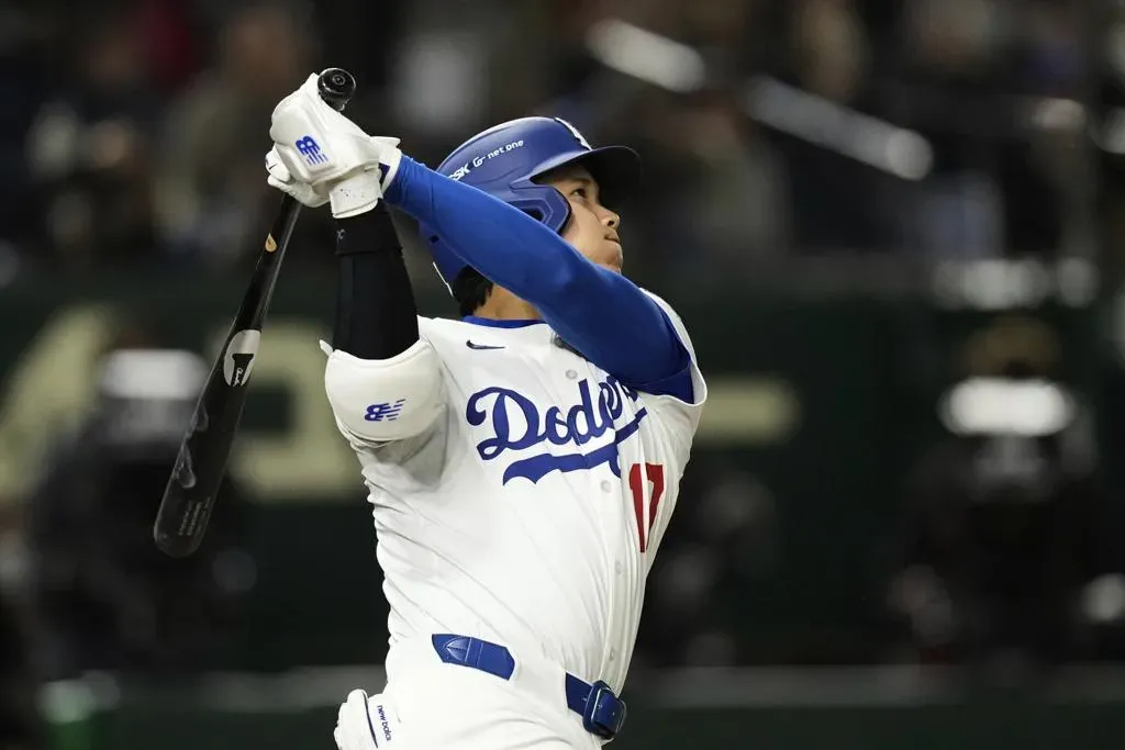 日籍棒球巨星大谷翔平今日在東京巨蛋砲轟巨人王牌戶郷翔征，道奇單局3轟灌進5分。（圖/美聯社）