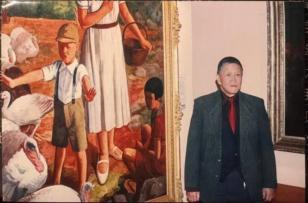 知名台灣畫家李梅樹的長子李景暘11日與世長辭，家屬15日晚間證實。圖為李景暘與父親畫作「玩弄火雞的小孩」合影，作品中的小男孩正是李景暘。（圖/李景文提供）