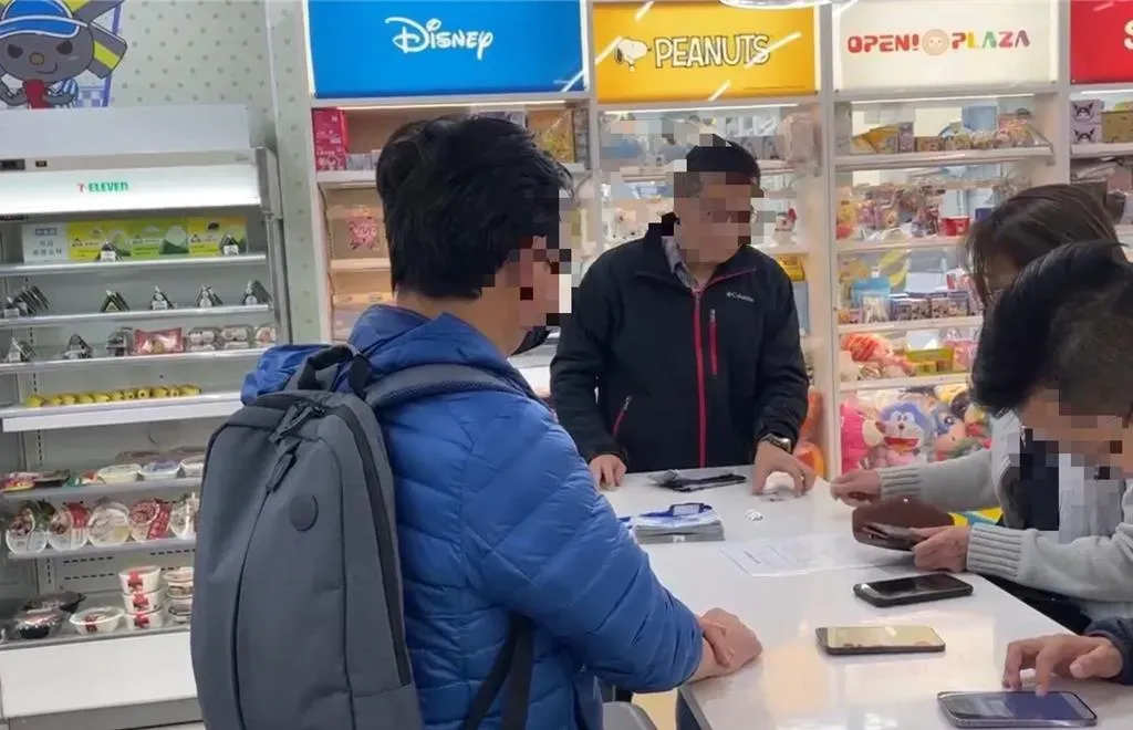 李姓詐騙車手(左一)在便利商店取款,遭女法官識破。(圖/雲林地檢署提供)