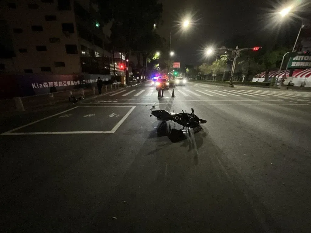 黑色自小客車因未保持安全距離，追撞前方停等紅燈的機車騎士。（圖／警方提供）