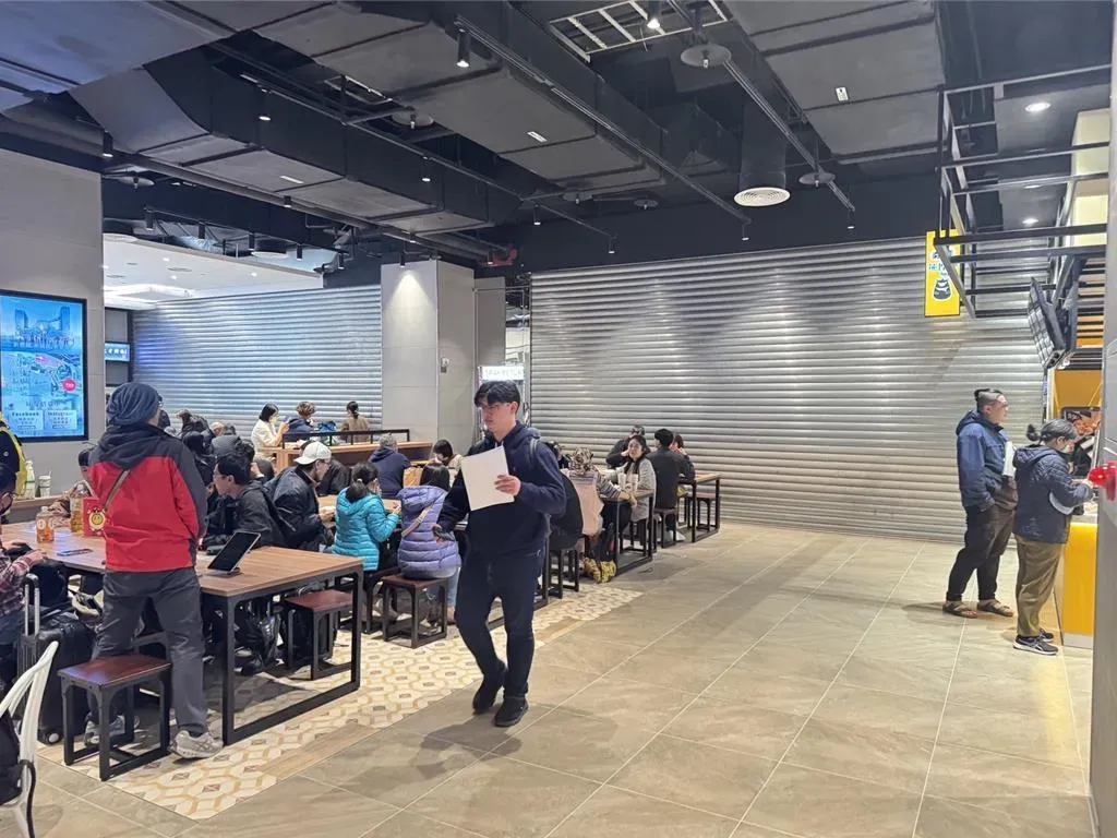 南港LaLaport美食街下午3時許鐵門突然降下。（圖／讀者提供）