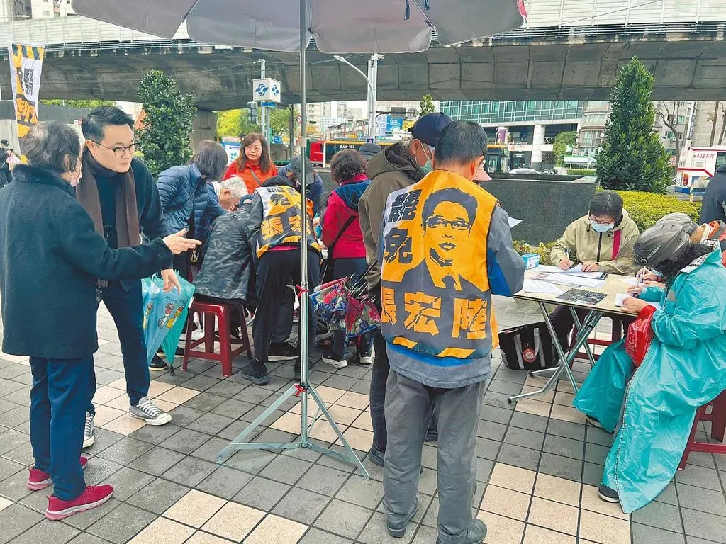 藍營青年軍指出，綠營將罷免視為正規選戰打，藍營卻輕敵，導致一階反罷連署掛蛋，難有效分散綠軍兵力。（圖/資料照）