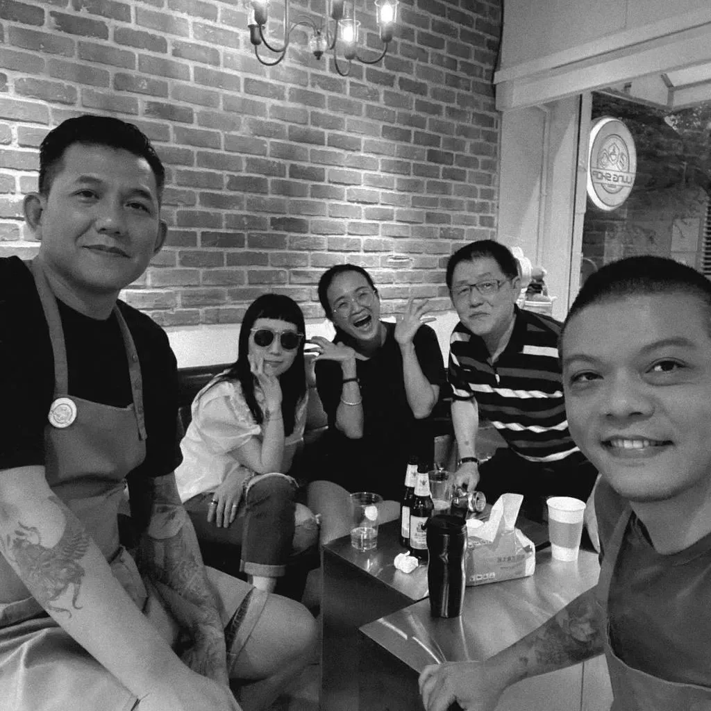 《娛樂百分百》小隆(右1)悼念周老師(右2)。(圖/翻攝自小隆IG)
