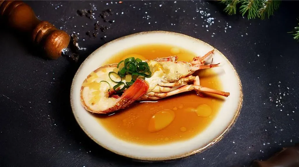 八里福朋喜來登雙周年慶，館內的「The Mesh Kitchen」西餐廳自助餐期間加碼「蒜蒸龍蝦」無限供應不加價。（圖／八里福朋喜來登酒店提供）