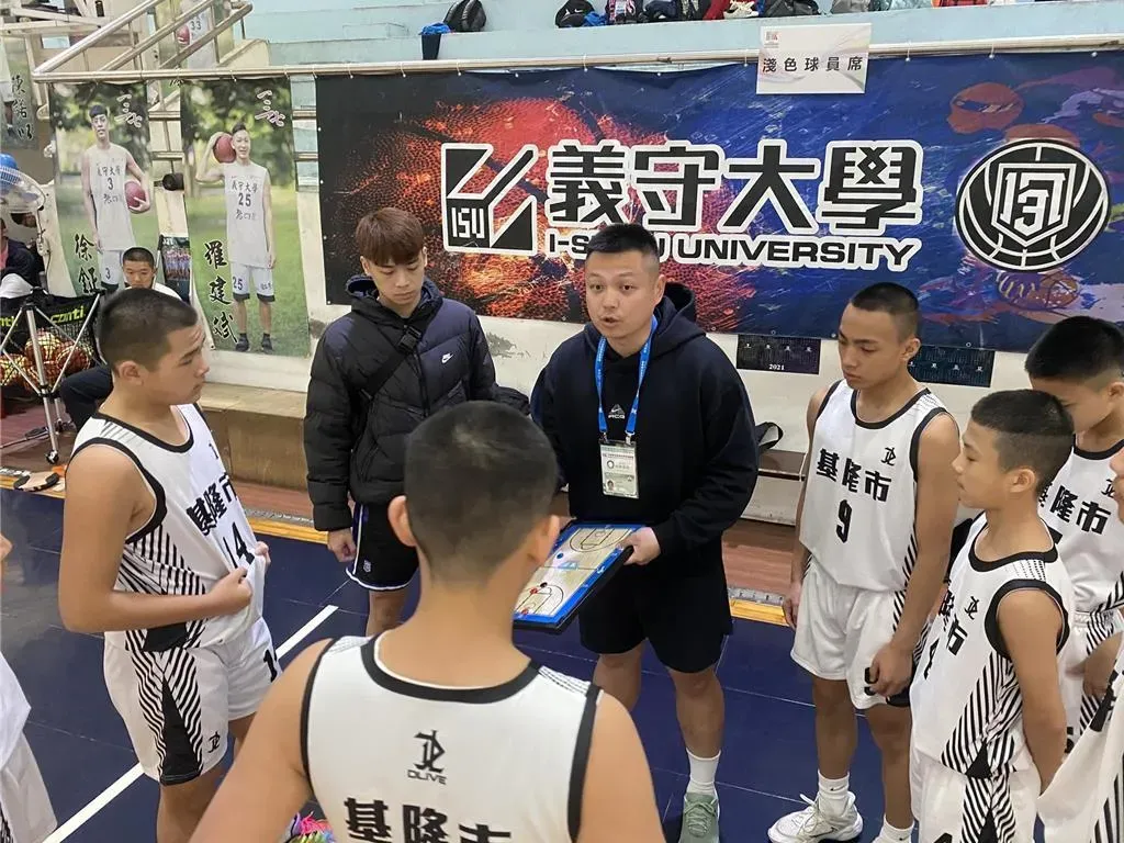新一名學生家長在陪小孩籃球訓練時，突然心肌梗塞並失去呼吸心跳，當時在場的基隆市正濱國中籃球隊教練林子軒與另一位教練接力施作CPR，並使用AED搶救。（圖/正濱國中提供)