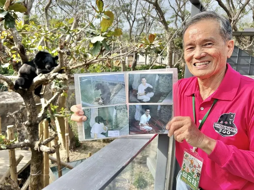 超級奶爸邱石柱先生展示飼養「黑皮」和「波比」的手寫日誌和珍貴照片。（圖／壽山動物園提供）