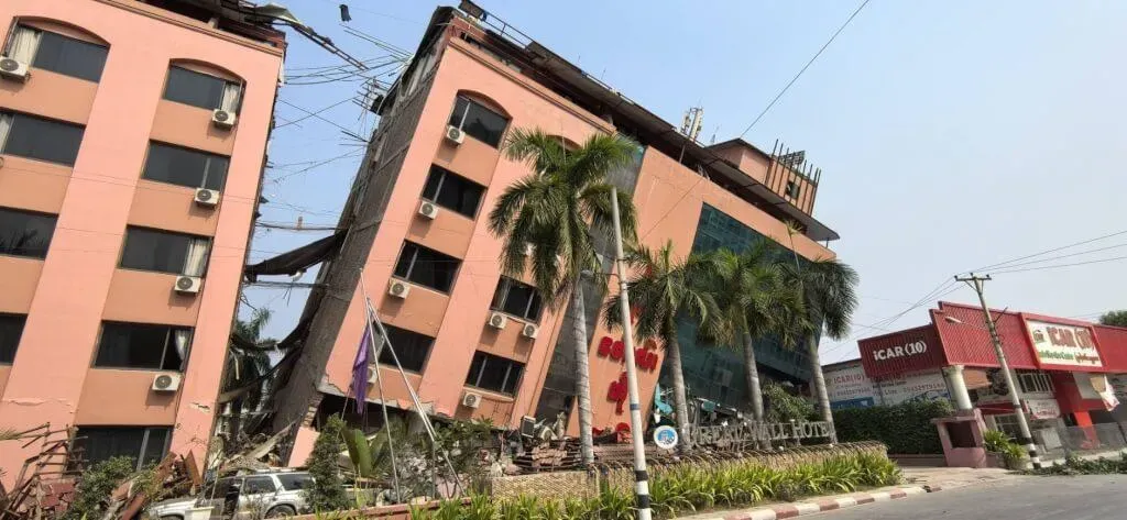 緬甸發生強震，位於瓦城的長城飯店倒塌，多人仍受困飯店中等待救援。（緬甸台商總會理事趙德仁提供）