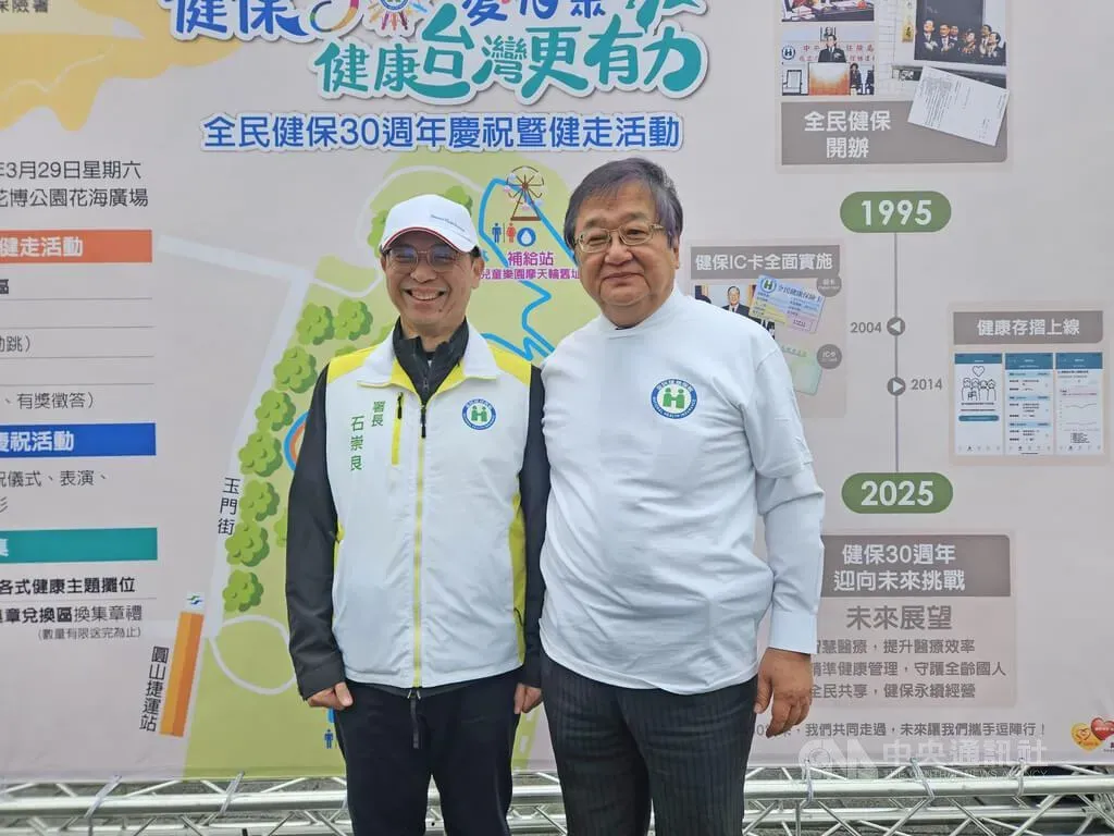 國健署委託的國民營養調查疑未善盡知情同意義務,衛福部長邱泰源(右)29日受訪時表示,將全面檢討、釐清相關人員溝通是否存在疏忽。(圖/中央社)