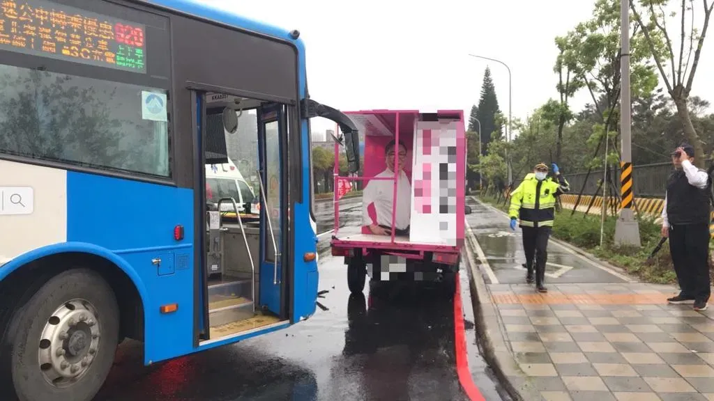 公車轉彎撞到路旁違規停車的罷免宣傳車。（圖／翻攝畫面）