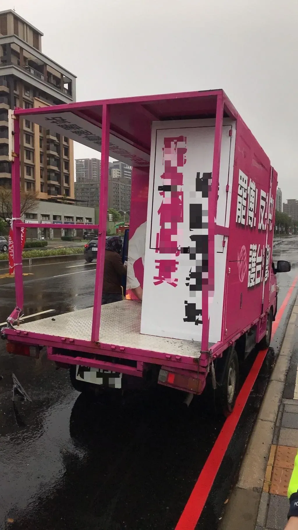 罷免宣傳車違規停車依《道路交通管理處罰條例》第56條開罰。（圖／翻攝畫面）