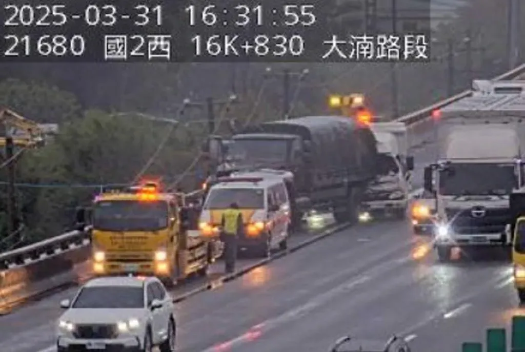 國2東向16.9，發生軍卡遭貨車追撞車禍，所幸現場無人員傷亡。（圖/翻攝自國道1968）