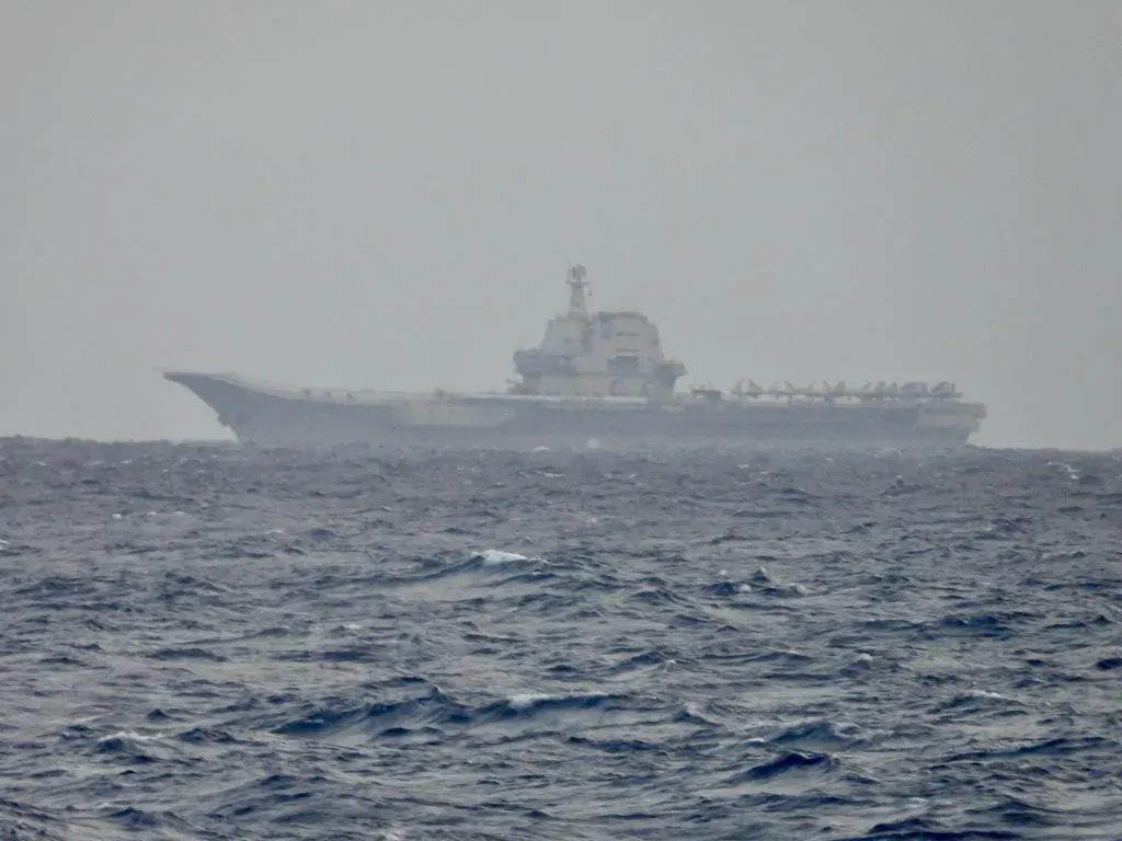 田單軍艦(1110)監控共艦山東艦(17)畫面。(圖/國防部提供)