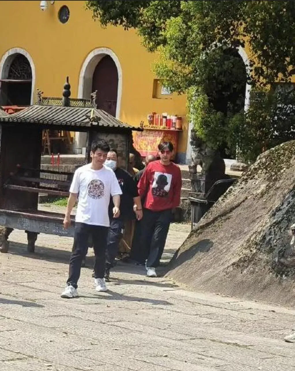 胡歌日前被目擊現身九華山祈福。(圖/翻攝自微博)